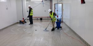 Rengöra golv med mopp